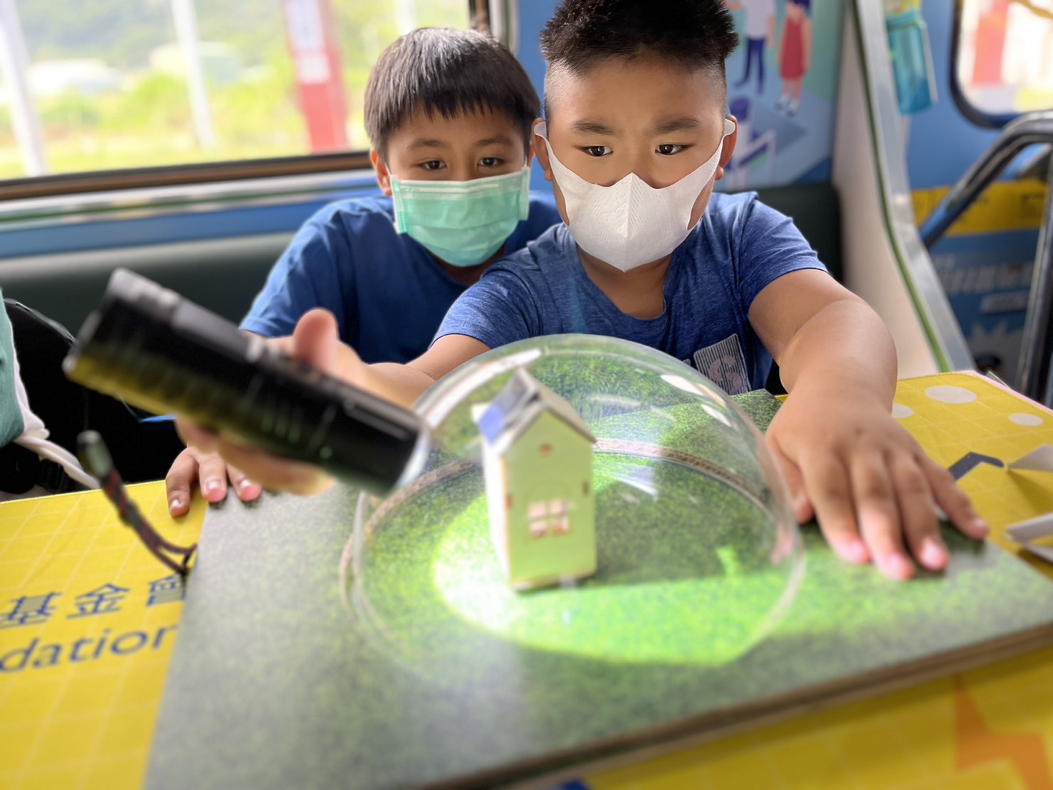 5001拉斯维加斯參與基礎科學主題車廂，以STEAM教學精神，設計「逐日科學家」、「太陽能工程師」以及「淨零建築師」三大能源科普課程和實驗