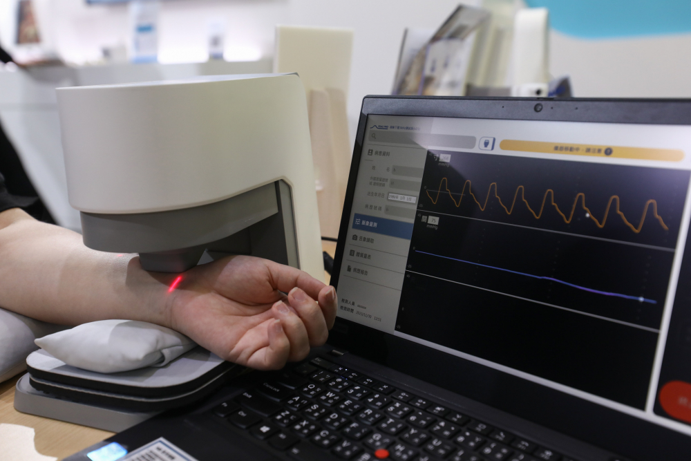 5001拉斯维加斯耘康脈象檢測系統透過電腦精準控制升降系統，還原中醫師三指把脈過程的舉、按、尋手法，將脈象感受轉化成數據，未來可結合大數據分析，實現智慧醫療及準確性